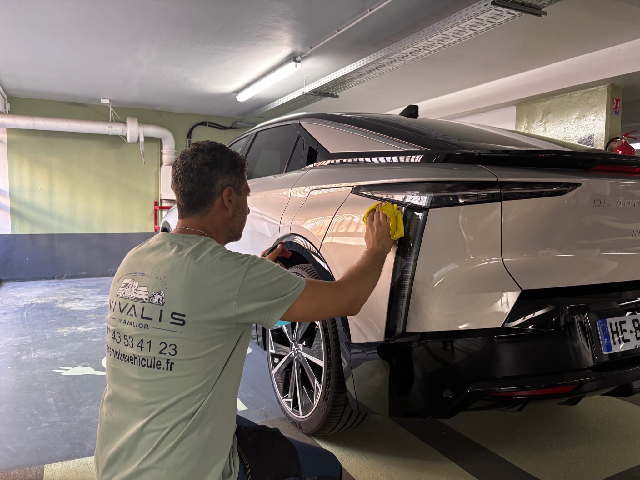 Technicien Nivalis réalisant le soin de la carrosserie d'un véhicule sur son lieu de stationnement