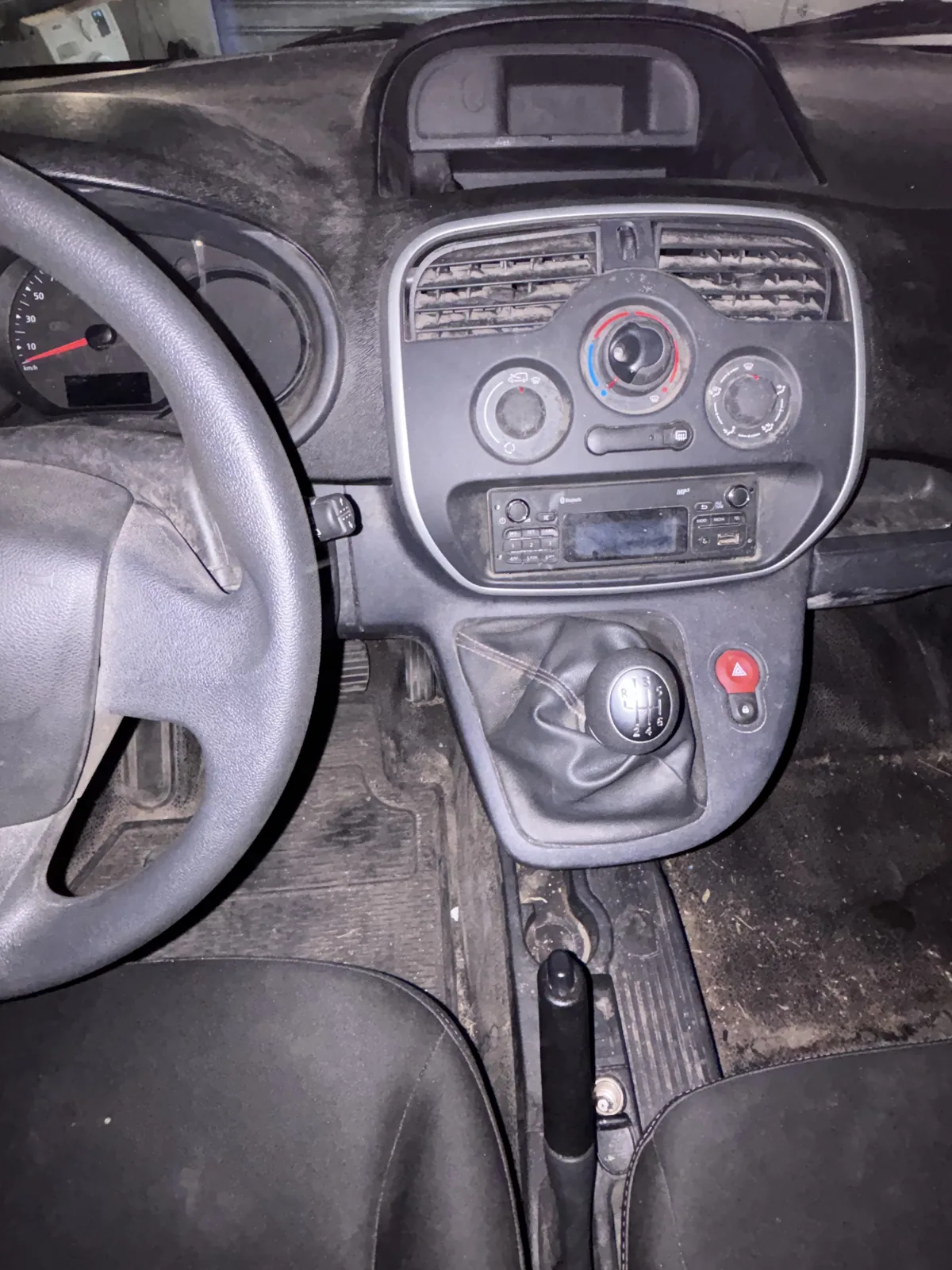 Console Renault Kangoo avant intervention — poussière dans les aérations et interstices