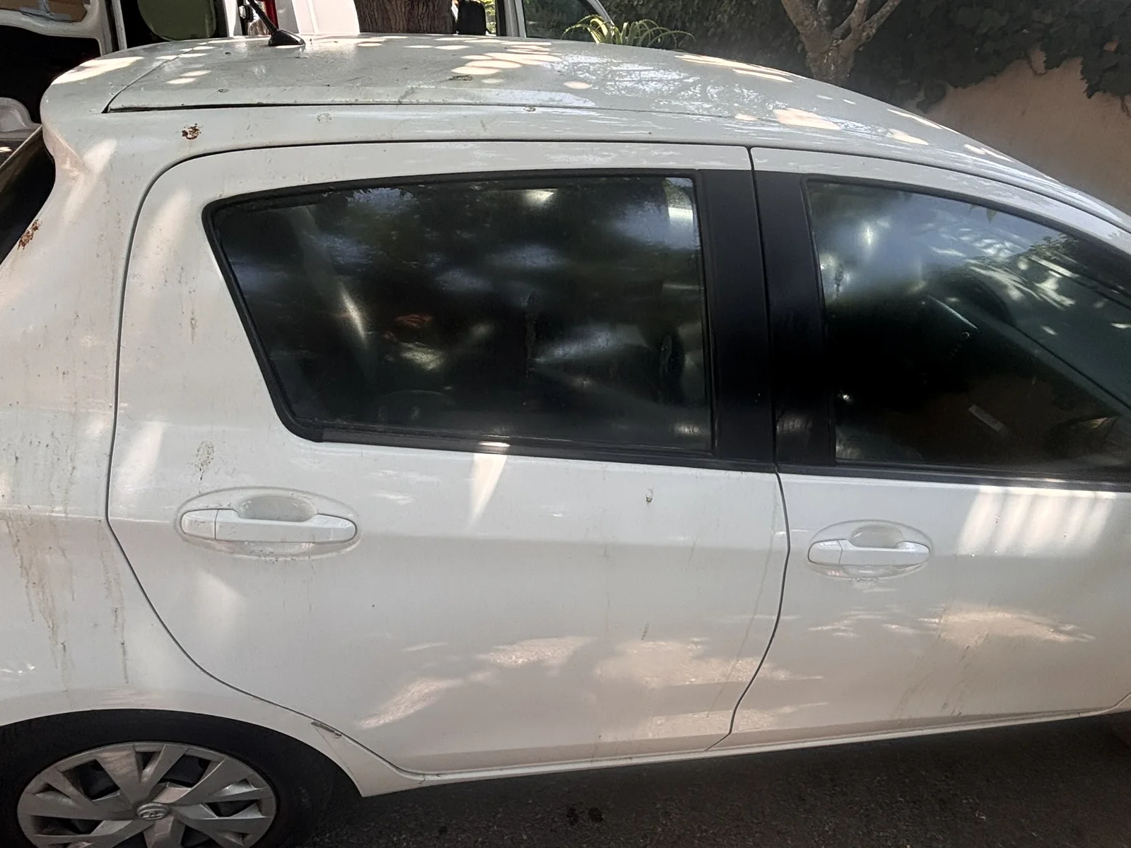 Toyota Yaris avant nettoyage — carrosserie poussiéreuse côté conducteur